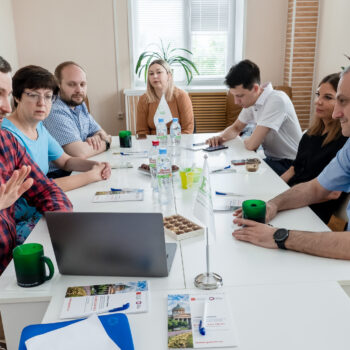 Мелехин Иван координатор проекта Твой первый шаг в карьере проводит презентацию для коллег из Астрахани